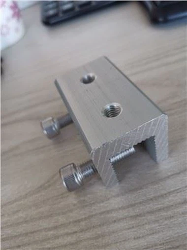 Stojeće švate krovne aluminijske stezaljke